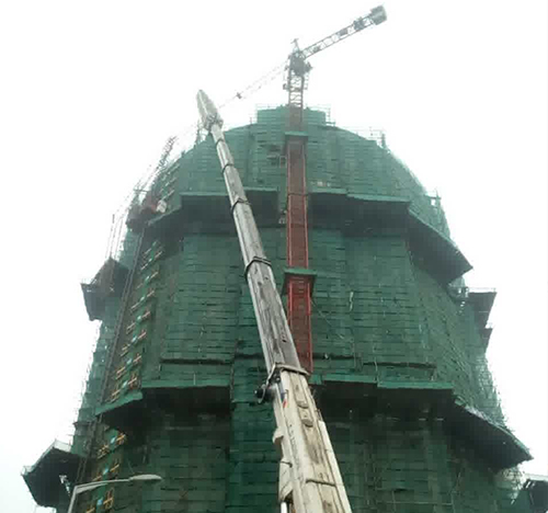 蓟州吊车在工地上作业